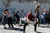 Circus-dance performance “En attendant le grand soir” by LE DOUX SUPPLICE